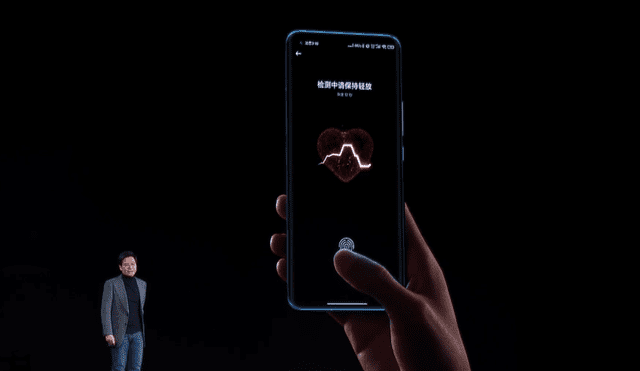 El sensor en pantalla del Xiaomi Mi 11 es capaz de realizar dos tareas a la vez: reconocimiento biométrico por huella dactilar y medición del ritmo cardíaco. Foto: Xiaomi / Weibo