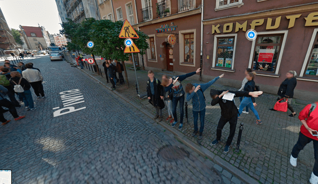 Desliza las imágenes para ver la divertida escena que protagonizó un grupo de adolescentes en Polonia. Foto: Google Maps