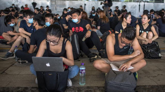 Simpatizantes del Gobierno chino crearon centenares de cuentas en Facebook y Twitter para intentar dividir a los protestantes de Hong Kong. Foto: AFP