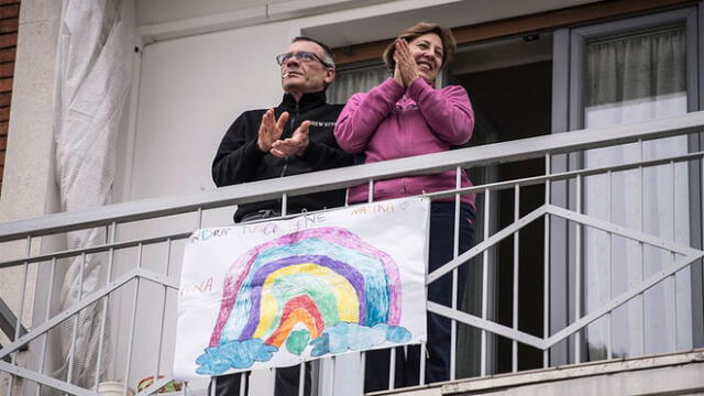 Aplauden desde los balcones de sus casas a médicos que combaten al coronavirus