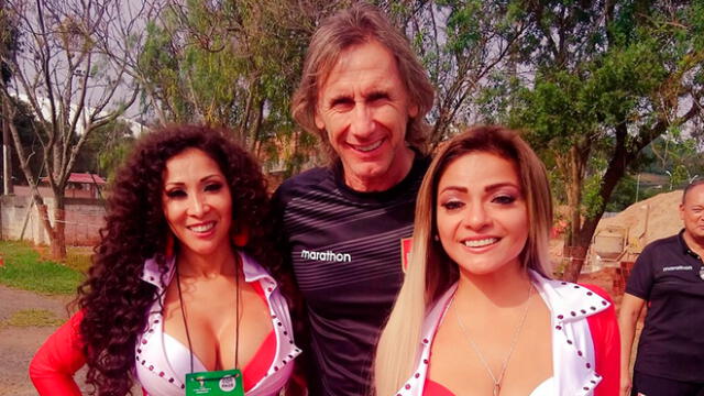 Las 'Perulovers' presumen su encuentro con Paolo Guerrero previo al partido