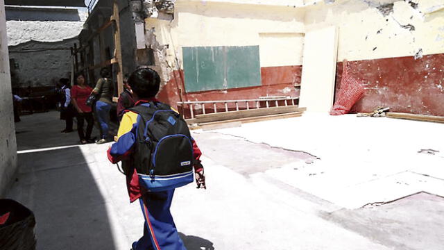 En Arequipa 300 escolares estudian en riesgo a que ambientes cercanos caigan 