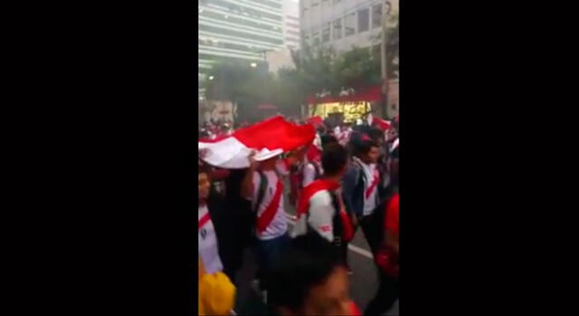 Perú vs Argentina: hinchas tomaron la av. Larco previo al vibrante partido [VIDEO]