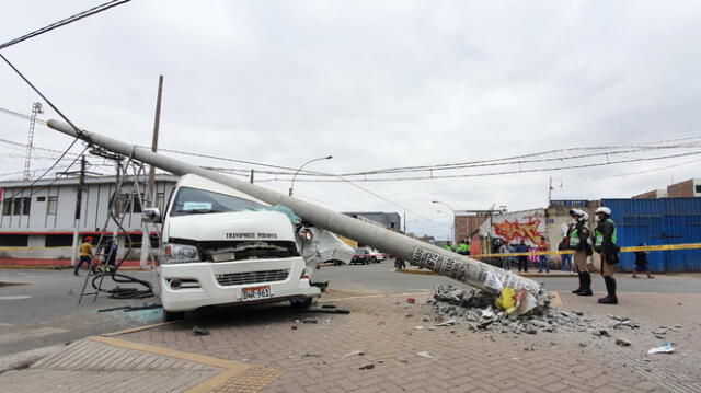 La minivan terminó parcialmente destruida. El conductor y copiloto fueron rescatados por los bomberos y llevados a una clínica. Foto: Jessica Merino-URPI