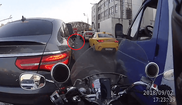 Facebook: arrojó basura desde su auto y motociclista le da una lección [VIDEO]