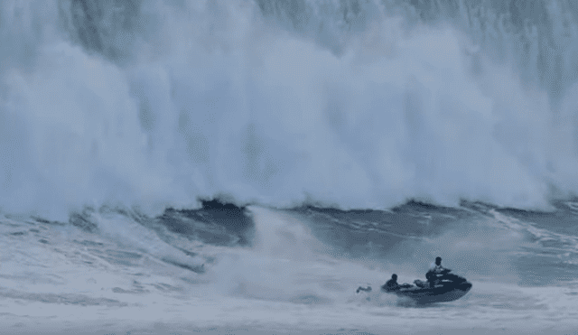 El conductor de la moto acuática realizó uno de los rescates más sorprendentes en la historia del surf. Foto: captura