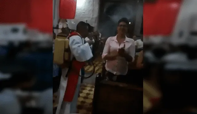 Facebook viral: sacerdote causa furor con insólita técnica para echar agua bendita