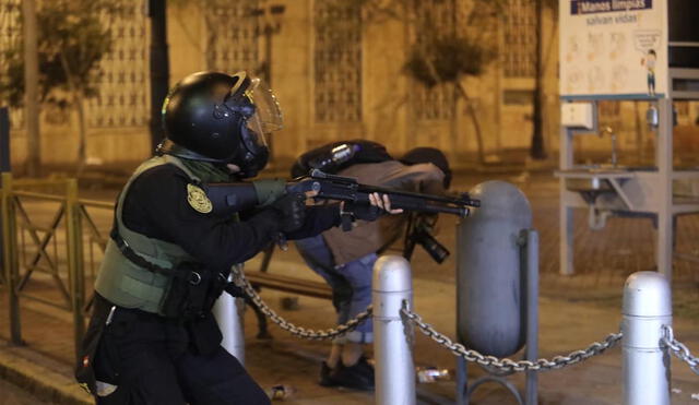 PNP reprimió a manifestantes que se ubicaron en inmediaciones de plaza San Martín. Foto: Jorge Cerdán/La República