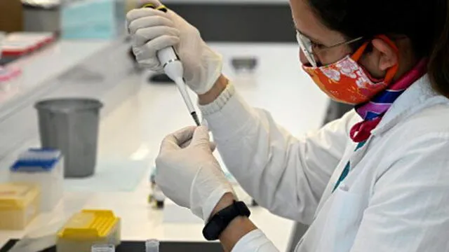 Una científica trabaja en la planta de laboratorio de mAbxience en Garin, Buenos Aires, empresa que realiza la vacuna. Foto: AFP.