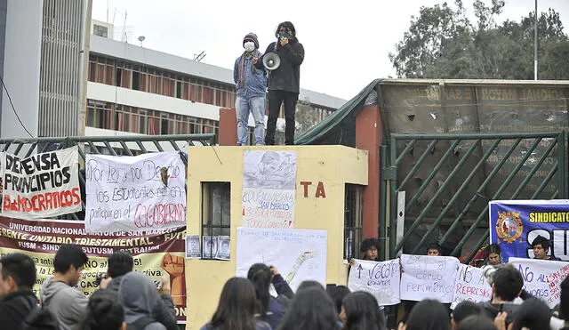 Alumnos de San Marcos formaron cadena humana para impedir el ingreso de los policías [FOTOS]