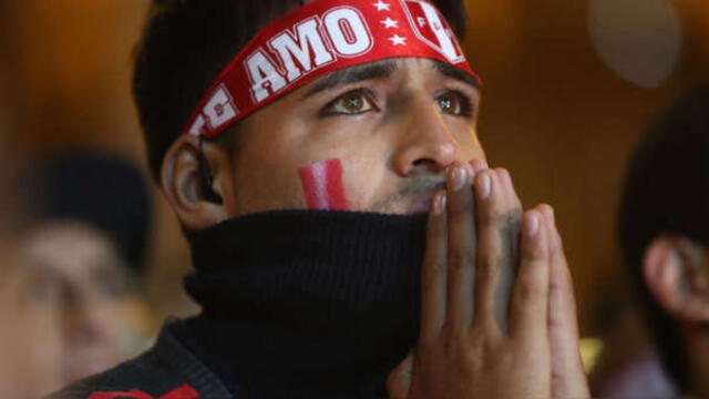 Hinchas peruanos manifiestan victoria tras ganarle a Chile 3-0. Créditos: Andina