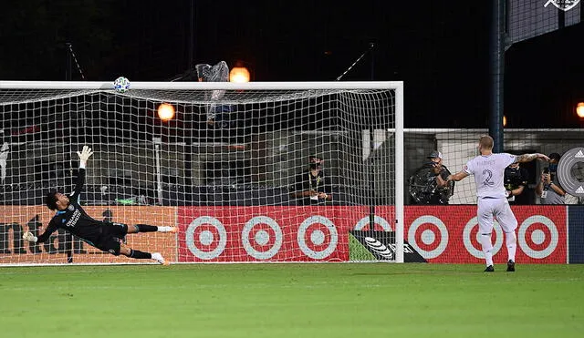 En la tanda de penales, el segundo jugador de Los Angeles impactó su remate en el travesaño del arco defendido por Gallese. Foto: AFP.