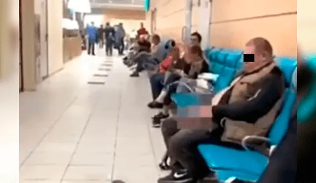 Un desagradable momento vivieron los pasajeros de un aeropuerto cuando vieron a un hombre orinando sentado desde su asiento del terminal. (Foto: Captura)