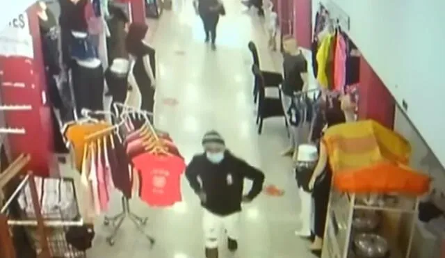 Ingreso de criminal a galería fue captado por las cámaras de seguridad. Foto: captura de TV Perú Noticias