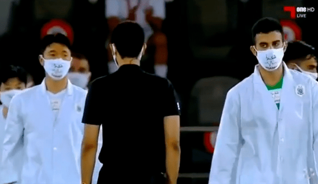 Jugadores del Al Sadd de Xavi Hernández salen a la cancha vestidos de médicos en homenaje a su lucha contra la COVID-19.