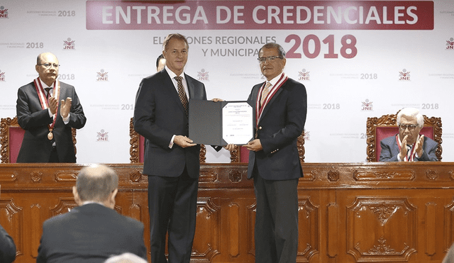 Jorge Muñoz recibió credenciales de JNE como alcalde de Lima 