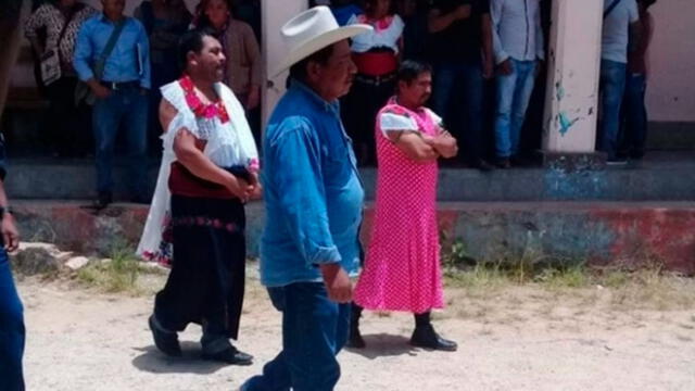 Para algunas comunidades indígenas en México poner vestidos a las autoridades es una forma de "humillarlos". Foto: SPD Noticias