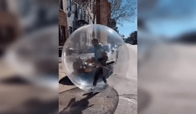 Fotógrafo utiliza pelota de plástico para tener cita con vecina durante cuarentena [VIDEO]