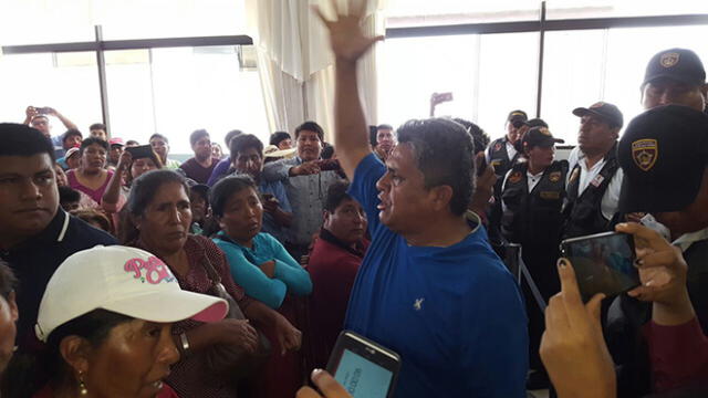 Regidores y congresista huyen de turba en sesión de concejo de Tacna [VIDEO]