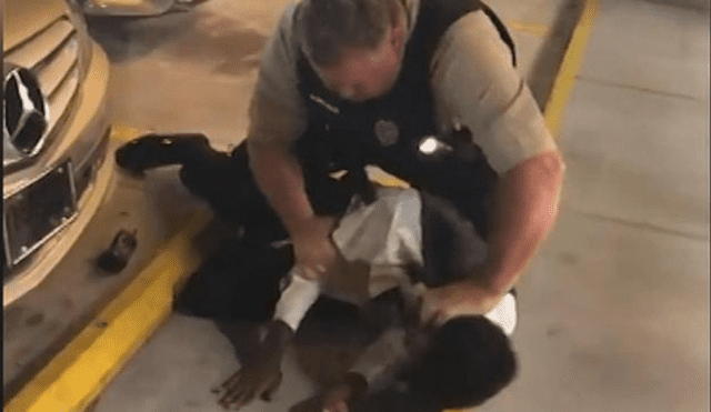 En YouTube el espeluznante momento de afroamericano estrangulado por policía [VIDEO]