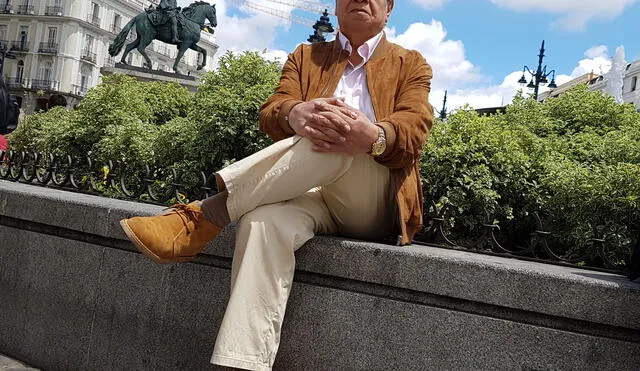 El recordado escritor Carlos Villanes Cairo en la Plaza del Sol, Madrid (2018).