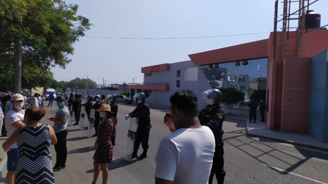 Vecinos protestaron frente al recinto deportivo en Tacna.