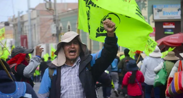 Protestas por Tía María se agudizan en su segundo día de paralización en Arequipa.