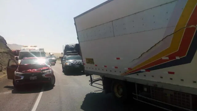 Auto impacta con restos de triple choque vehicular en la Panamericana