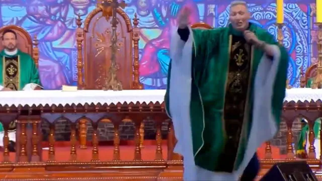 El sacerdote cayó ante el desconcierto de los feligreses. Captura de video.