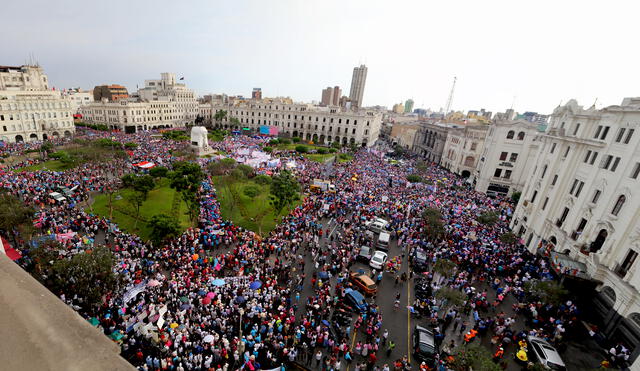 Opositores a la igualdad de género marcharon, pero no llenaron la plaza San Martín