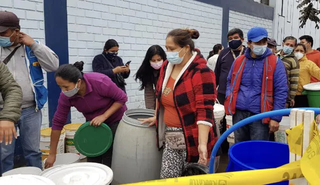 Familias se acercan con sus bidones para recibir agua gratuita de Sedapal. Foto: URPI-LR