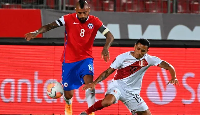 Arturo Vidal anotó los dos goles de la victoria chilena ante Perú por las Eliminatorias. Foto: AFP.