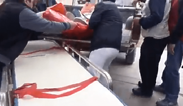 Trasladan a niña en estado grave en tolva de camioneta por falta de ambulancias [VIDEO]