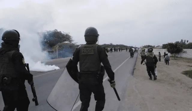 Policía repele con bombas lacrimógenas a trabajadores de Pomalc