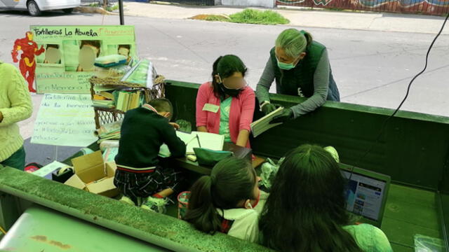 Niños durante una clase en la camioneta "Rinconcito de la Esperanza". Foto: Facebook.