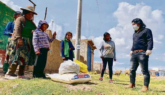 entrega. Morales entrega víveres de primera necesidad a sus paisanos.