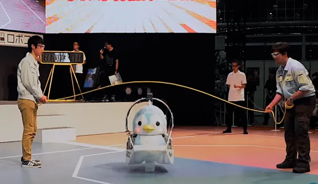 YouTube: robot pingüino logra récord Guinness saltando soga [VIDEO]