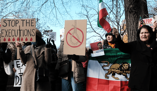 Manifestantes denunciando al Gobierno iraní y la ejecución de un manifestante el 10 de diciembre. Foto: AFP