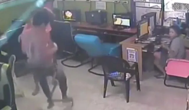 YouTube: Video muestra el ataque de serpiente a hombre dentro de cabina de Internet [VIDEO]