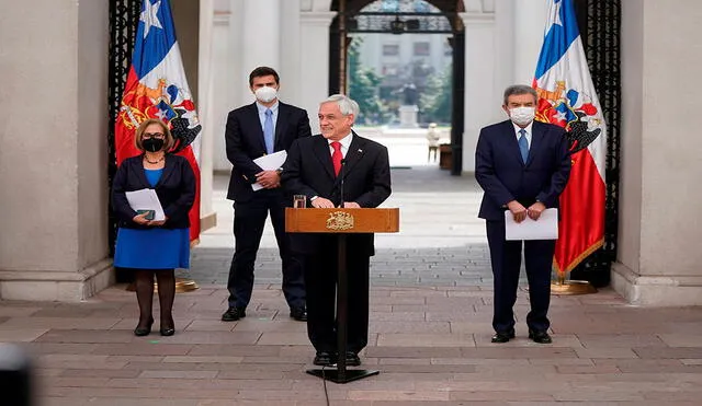 Sebastián Piñera (c) en rueda de prensa después de mantener una reunión este martes con autoridades, entre ellas la presidenta del Senado, Adriana Muñoz (izquierda). Foto: Presidencia de Chile/EFE