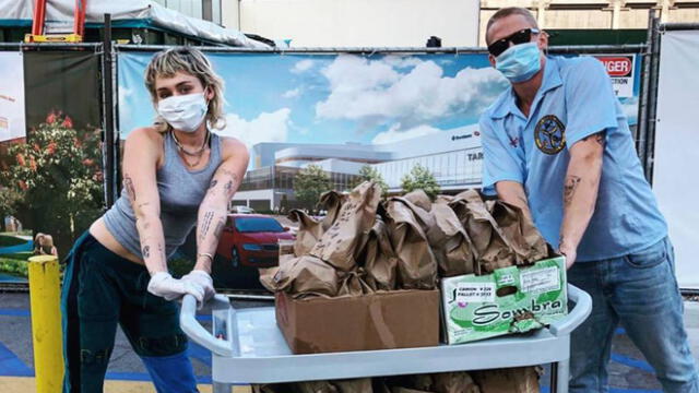 La pareja llevó paquetes con tacos al personal médico de un hospital. (Foto: Instagram)