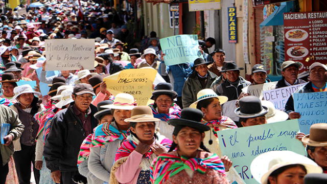 Padres de familia y docentes de Puno marcharon por las calles