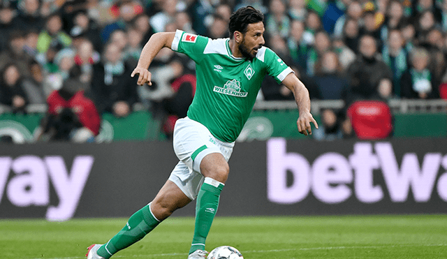 Director de Werder Bremen cae ante los pies de Claudio Pizarro y emite halagador comentario [VIDEO]
