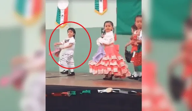 Facebook viral: niña comete terrible 'blooper' en plena actuación escolar [VIDEO]