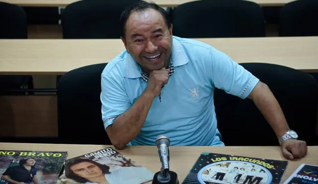 Koky Salgado muestra discos de Nino Bravo, Camilo Sesto y Los Iracundos en su programa La hora del lonchecito. | Foto: Juan Ayala (La República)