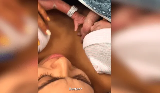 Vía Facebook. Enfermeras y madre de los bebés no podían creer el tierno gesto de los recién nacidos cuando su madre los cargo por primera vez