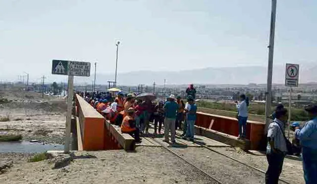 Trabajadores bloquean puente y vía férrea de minera Southern