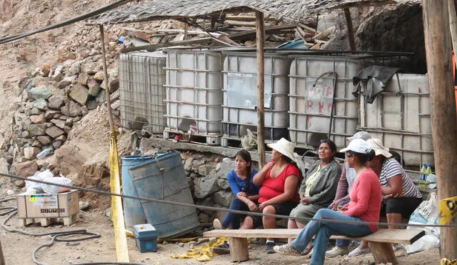 Familiares tienen esperanza de hallar vivos a los otros seis mineros