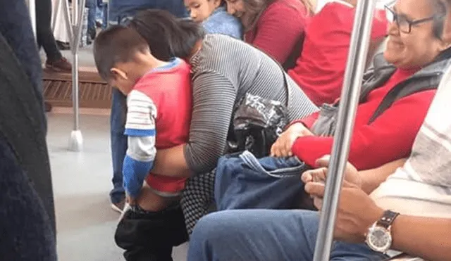Facebook Viral: Opiniones divididas tras ver como un mujer hacía orinar dentro de botella a su bebé en el tren [FOTO] 
