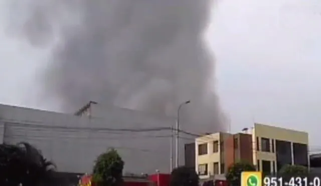 Callao: Reportan incendio en depósito de plásticos en la avenida Colonial | VIDEO